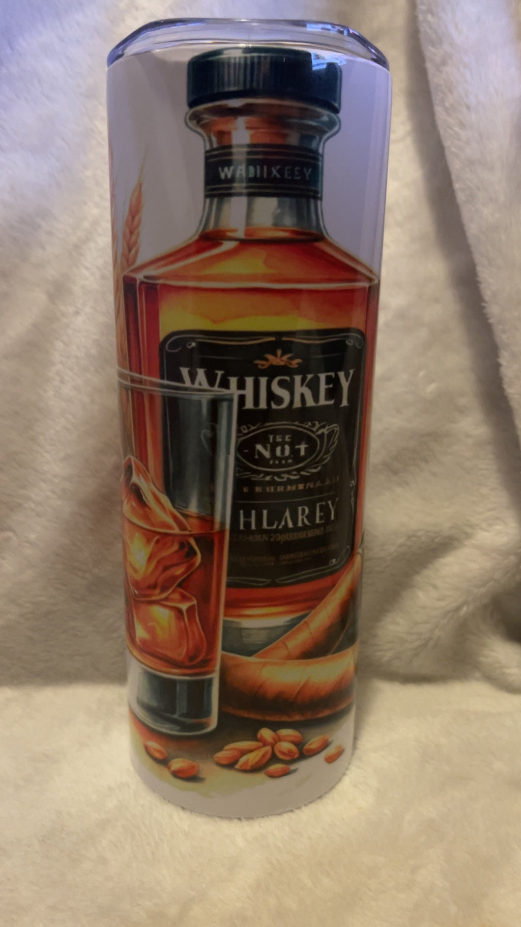Vasos de whisky y cigarros