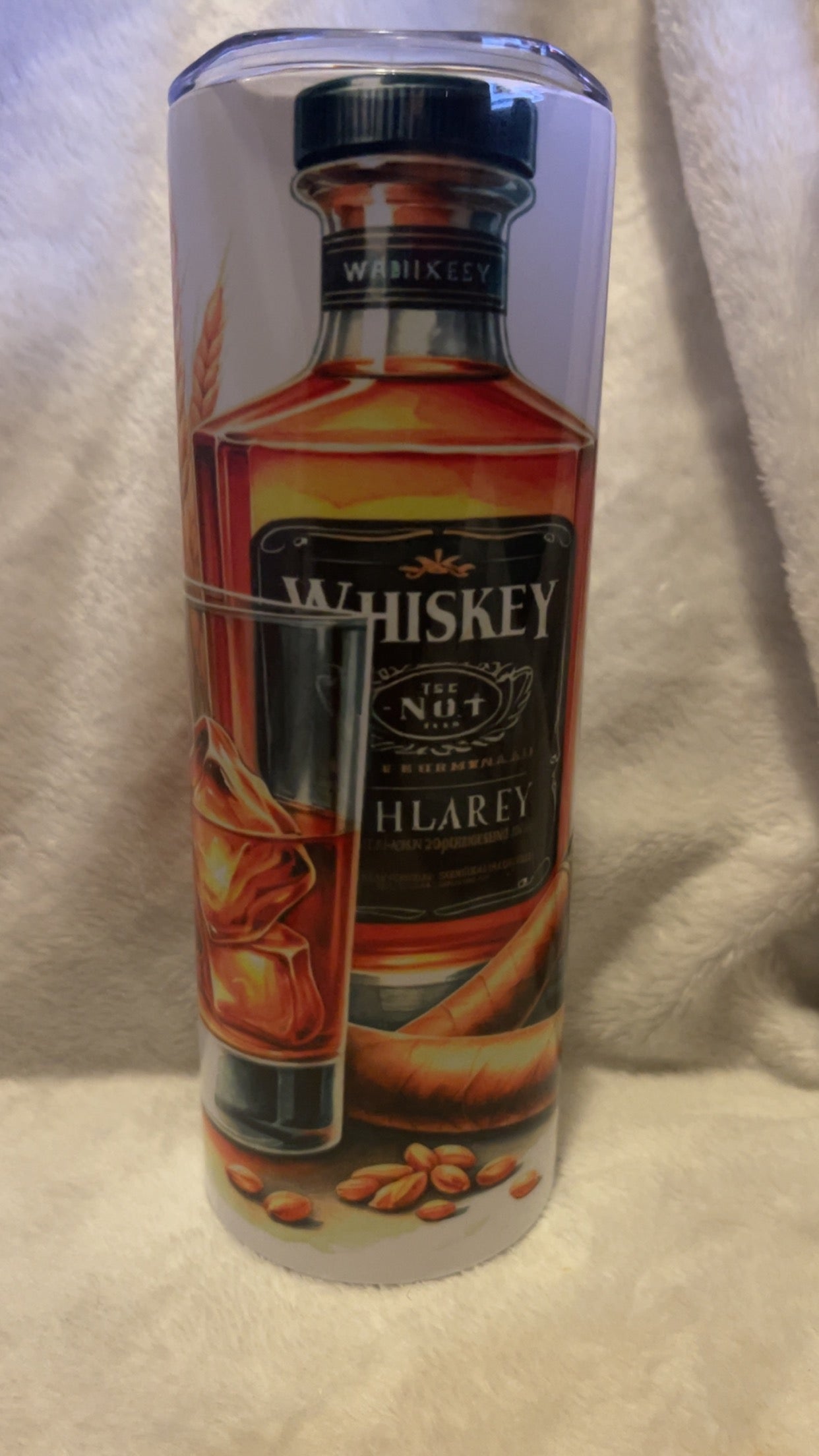 Vasos de whisky y cigarros