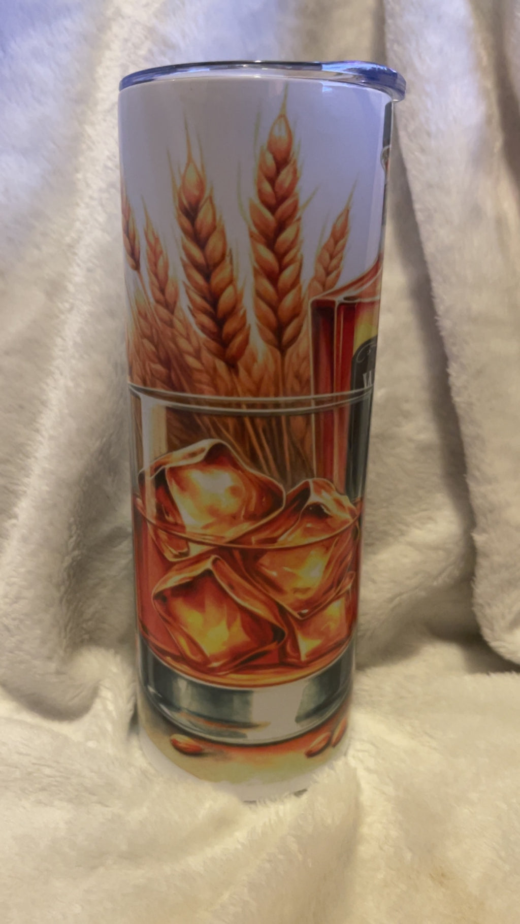 Vasos de whisky y cigarros