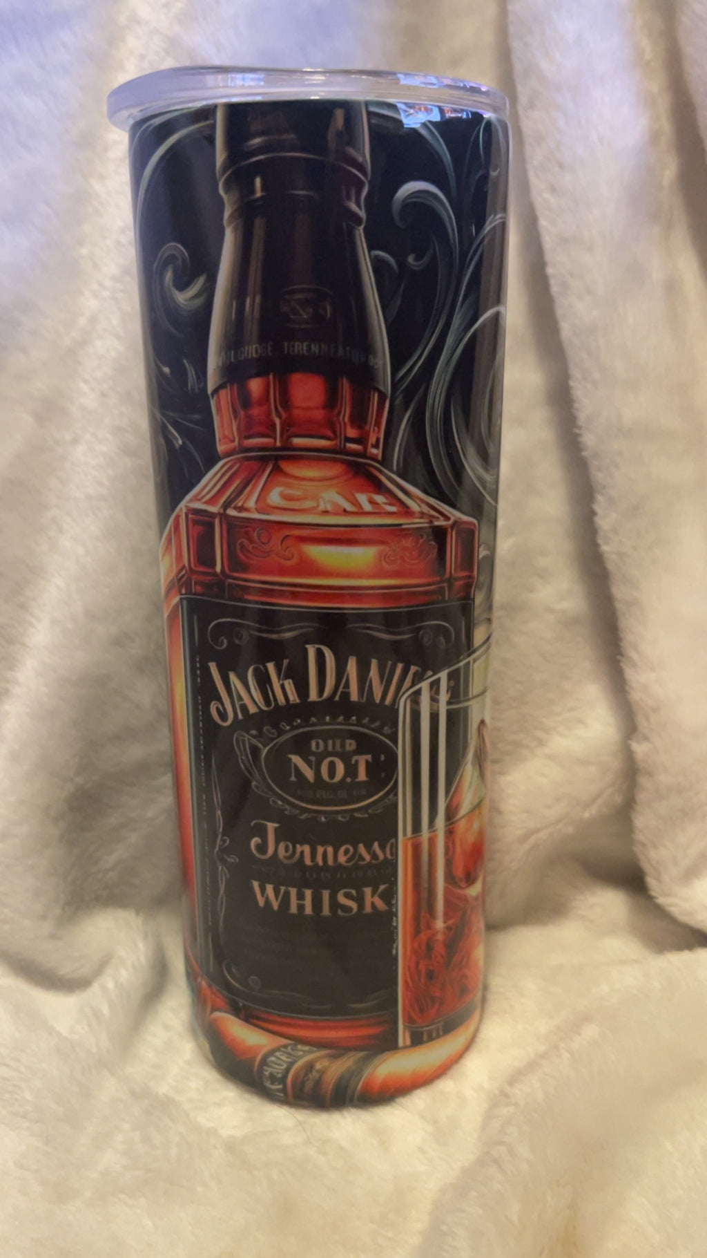 Vasos de whisky y cigarros