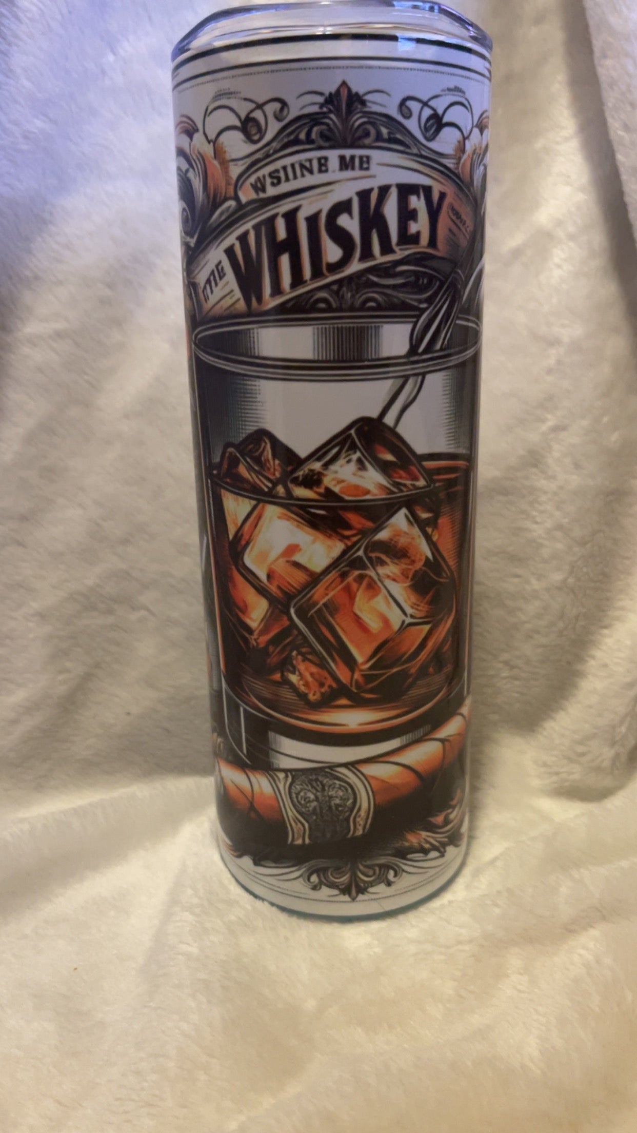Vasos de whisky y cigarros