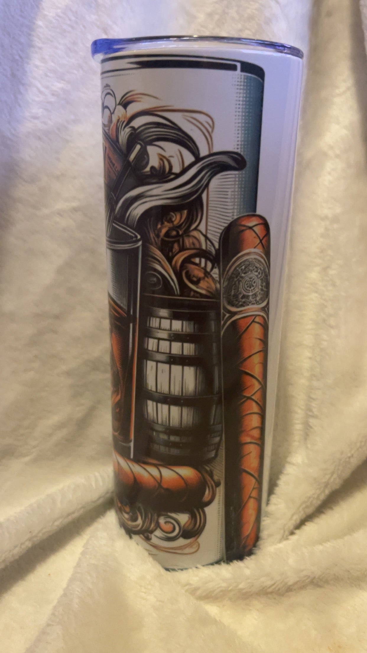 Vasos de whisky y cigarros