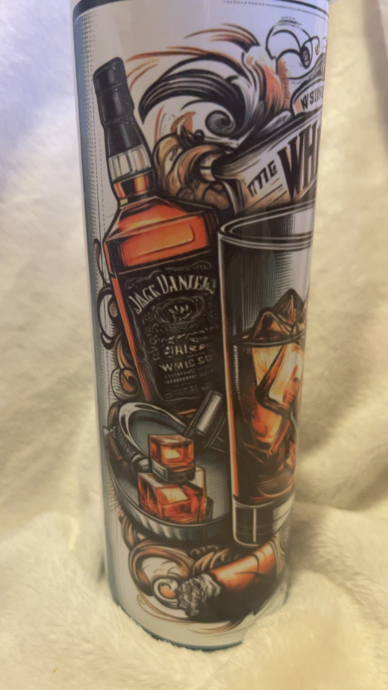 Vasos de whisky y cigarros