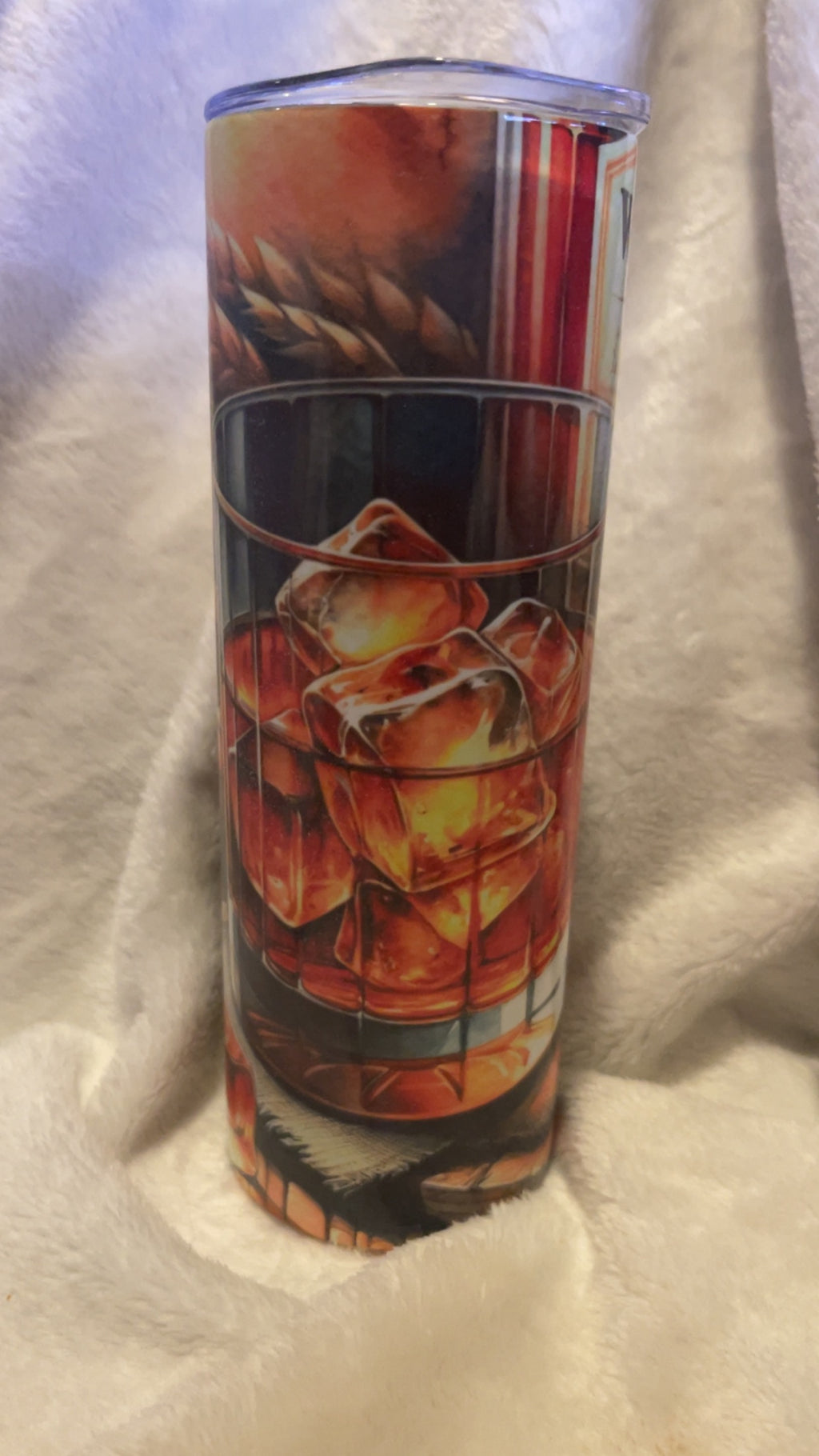Vasos de whisky y cigarros