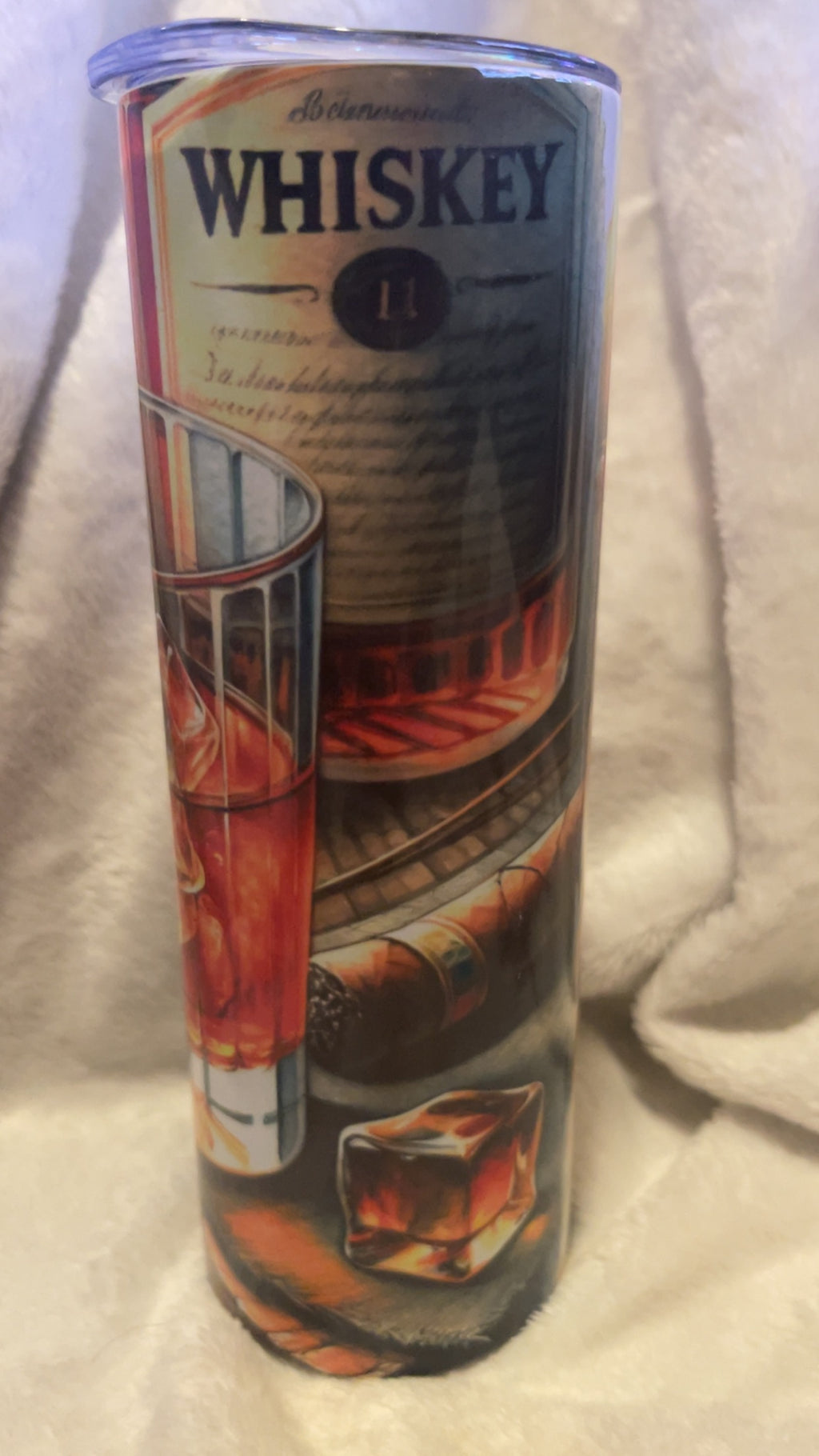 Vasos de whisky y cigarros