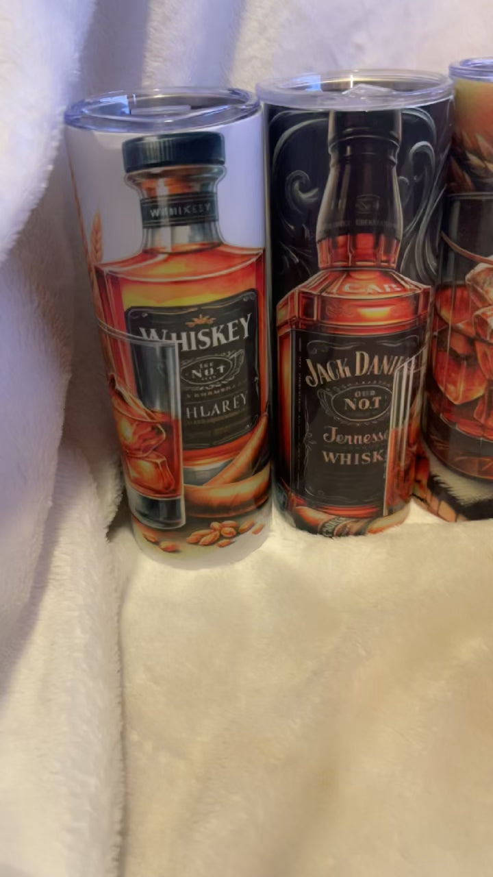 Vasos de whisky y cigarros